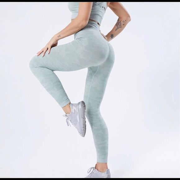 HIGH WAIST SEAMLESS CAMO PRINT LEGGING-GREAT COMPRESSION & SQUAT PROOF - Picture 3 of 3